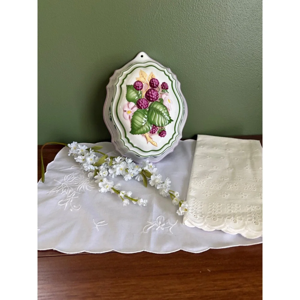 Vintage 1986 Le Cordon Bleu Franklin Mint Raspberry Ceramic Jelly Mold Wall Hang